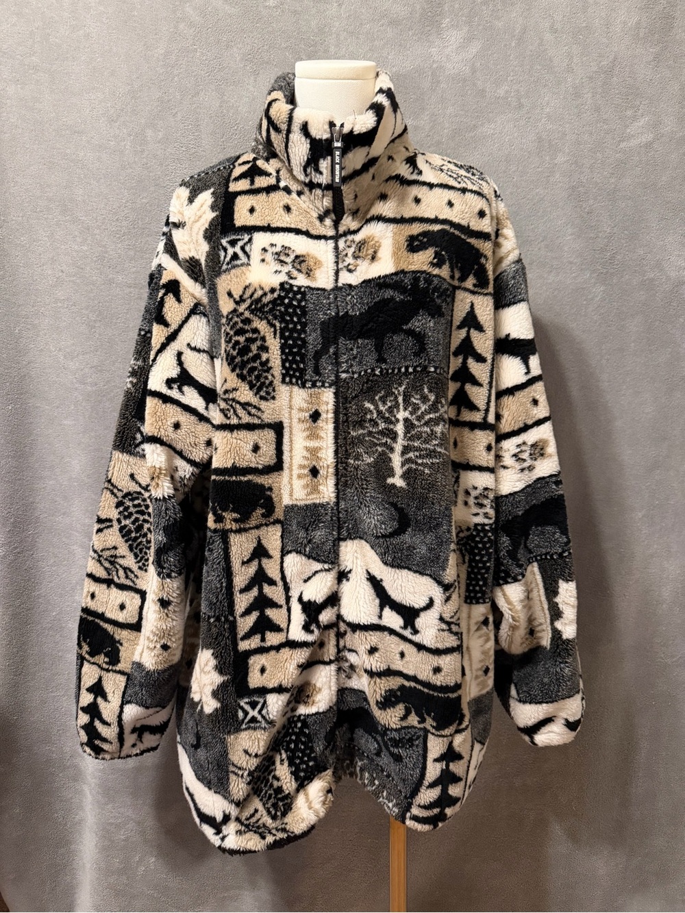 VGT Black Mountain Women's Fleece Jacket Animal Print Wolf, Bear, Moose Size XL